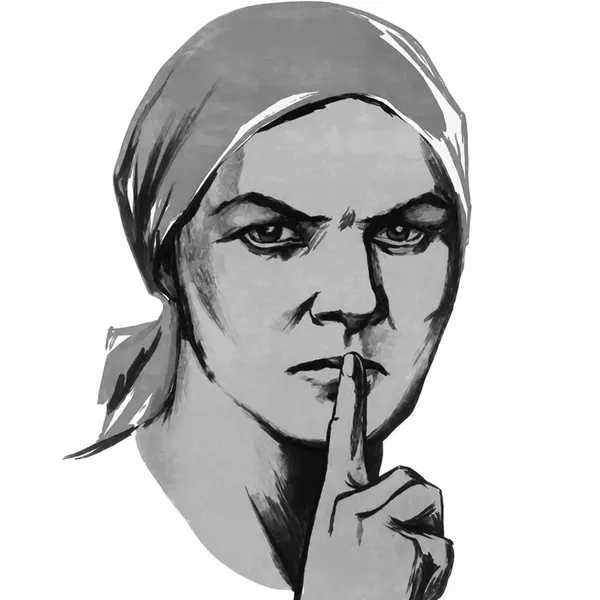 Женщина прикладывает палец к губам